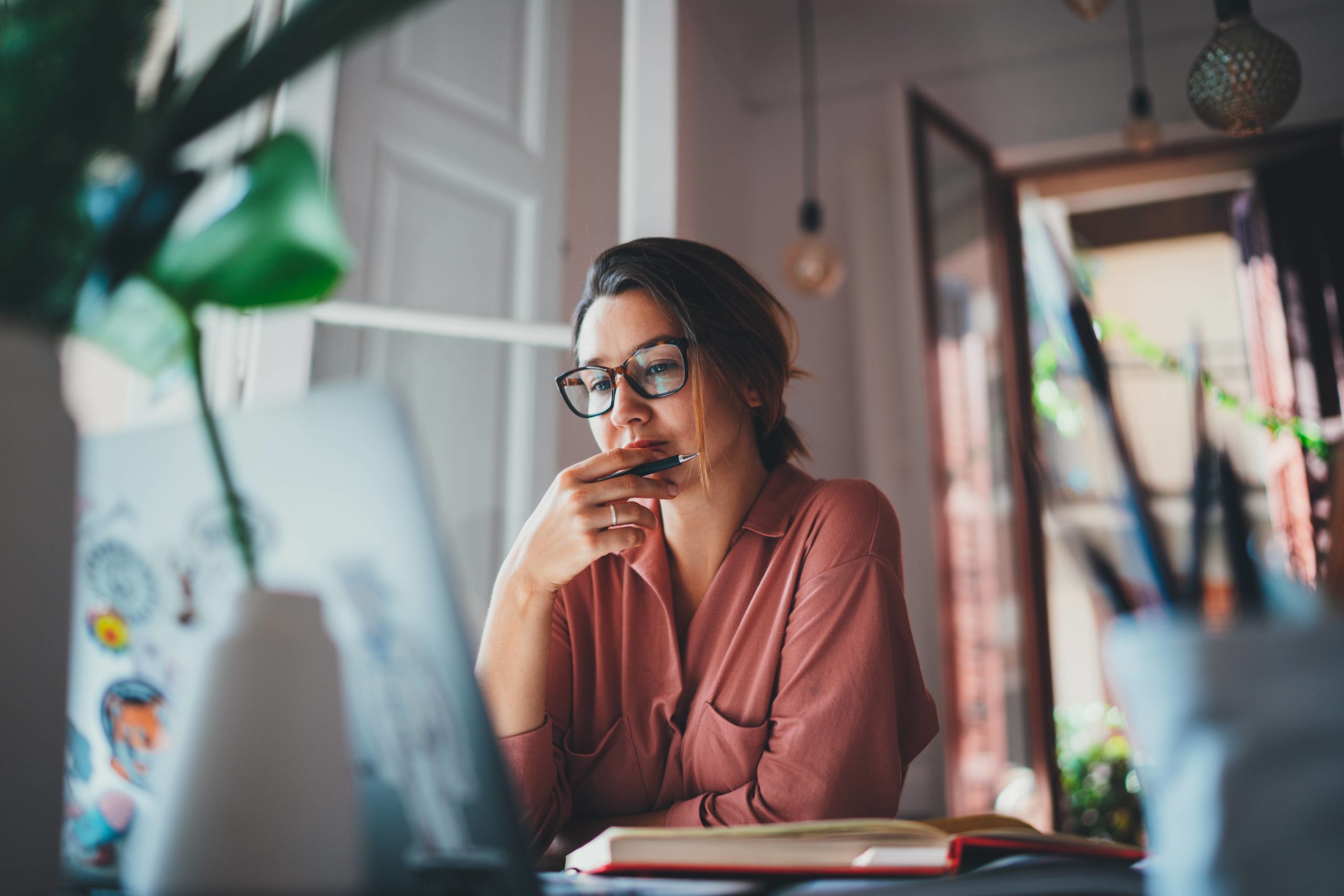 femme qui regarde son ordi pour travailler